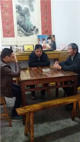汲经理跟零售商一起商量如何收欠款