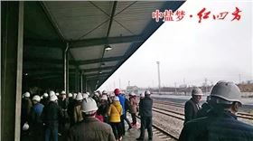 在雾气笼罩下，这条四通八达的运输线，只能“犹抱琵琶半遮面了”！