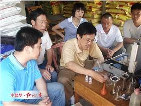 土地分散和农民科技文化素质低下，不仅限制了农业生产效率的提升，也限制了农化服务的全面开展。