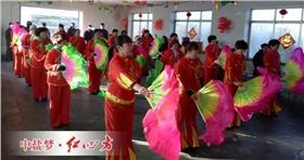 慰问演出结束后，中盐红四方东北公司代表，现场为大家介绍了企业概况，对红四方主要产品和新型肥料进行了详细介绍，传授科学施肥的相关知识，引导农民科学选肥用肥，让农民朋友在购肥的过程中买到货真价实好的肥料，真正使农民实现脱贫致富。