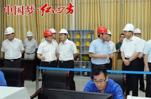 红四方总经理方立贵正在向李锦斌介绍新区生产情况.