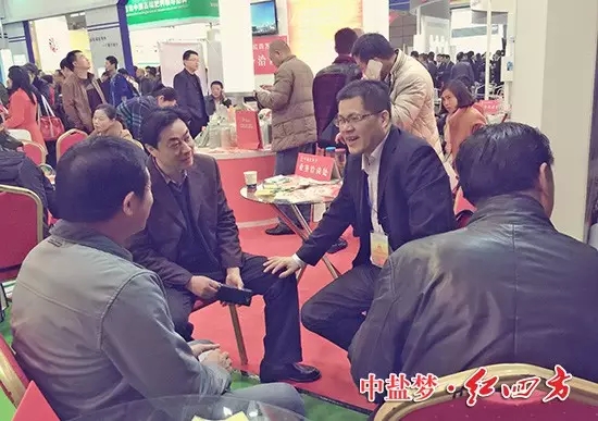 中盐红四方股份有限公司总经理助理陈国庆正在与参展嘉宾业务洽谈