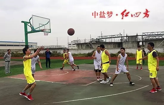 比赛在裁判的一声号令中开始，双方队员迅速投入比赛，他们个个青春激扬、英姿飒爽。赛场上，你争我夺，交替进球，赛事激烈过程胶着。