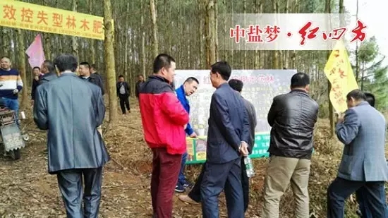 陈继俊经理为种植大户介绍施肥技术