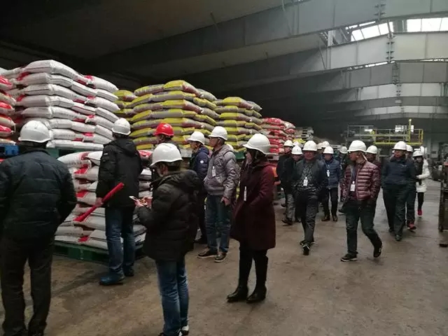 首先来到氨基酸水溶肥生产车间,肥业公司王林处长向大家介绍水溶肥生产工艺、产品未来前景及趋势。 首先来到氨基酸水溶肥生产车间,肥业公司王林处长向大家介绍水溶肥生产工艺、产品未来前景及趋势。