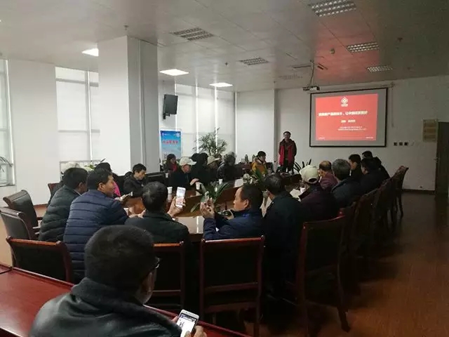 西北公司徐汉午经理代表公司向到访的网点商致辞,介绍了中盐红四方近几年的发展情况 西北公司徐汉午经理代表公司向到访的网点商致辞,介绍了中盐红四方近几年的发展情况